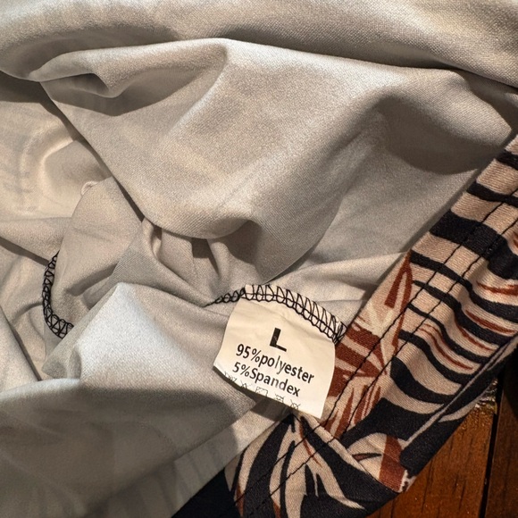 Stylish Gray and Patterned Fabric - Picture 4 of 4